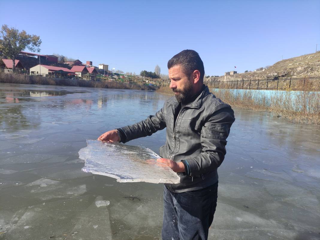 Hava sıcaklığı eksi 9'a dereceye düştü! Kura Nehri buz tuttu… 8